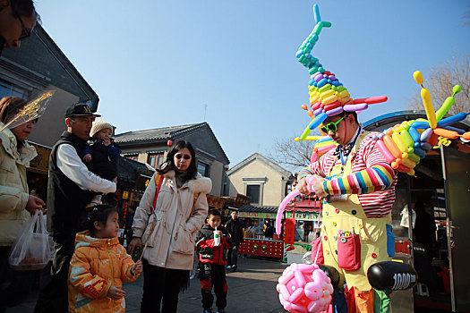 文旅市场红红火火,游客逛古街品美食享受春节假期