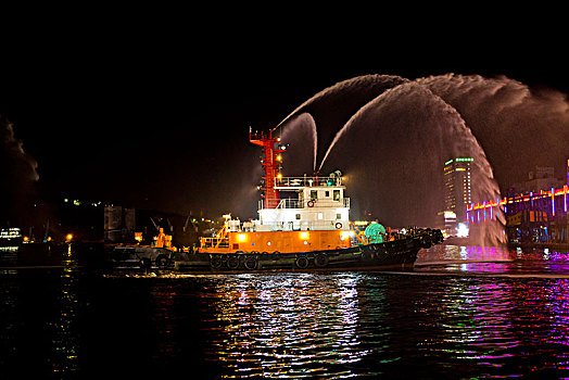 台湾基隆港,过年或节日,牵引船会鸣笛喷洒水柱,庆祝节日