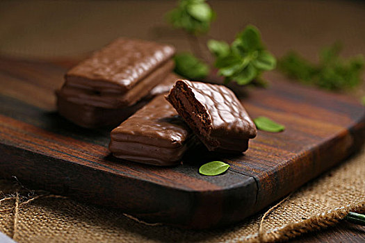 巧克力威化饼干放在木板上