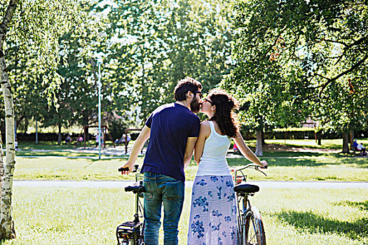 后视图,情侣,自行车,吻,公园,阿雷佐,托斯卡纳,意大利
