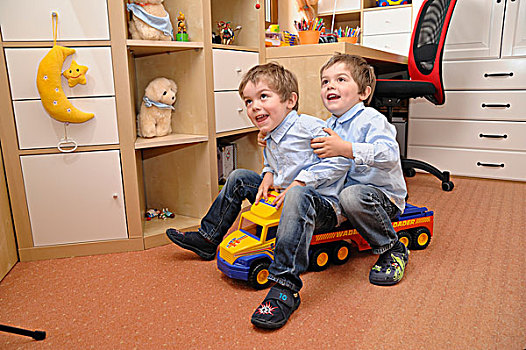 双胞胎,男孩,骑,一起,玩具卡车