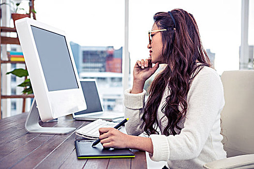 亚洲女性,数码,看电脑,显示器,办公室
