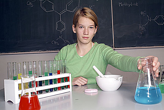 女孩,化学,试管,液体,不同,青少年,13-15岁,女生,学校,指示,序列,实验室,测验,考试,分析,诊断,室内,科学