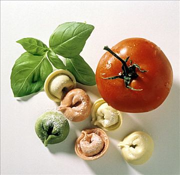 三色,意大利式水饺,西红柿,罗勒