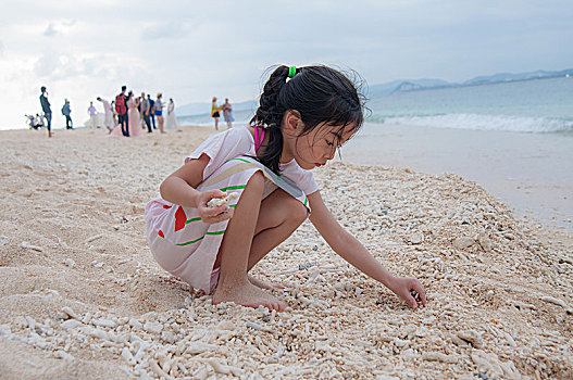 赶海的小女孩