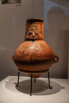 秘鲁兰巴里·奥里维拉博物馆藏印加帝国陶大型人形罐