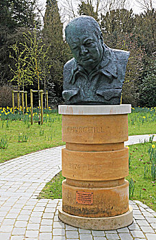 丘吉尔庄园内的英国前首相温斯顿·丘吉尔塑像