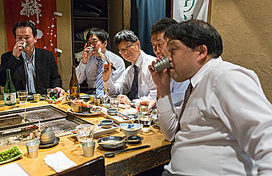 商务人士,喝,日本米酒,下班后,烧烤,餐馆,日本