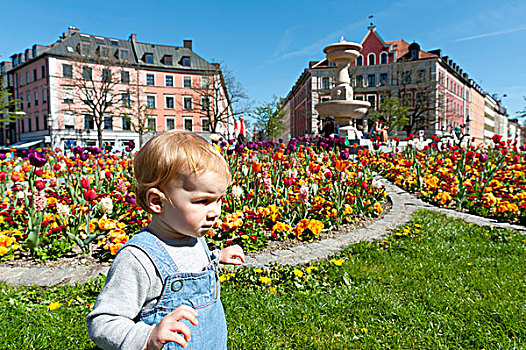 幼儿,女孩,走,草坪,彩色,花坛,背影,慕尼黑,巴伐利亚,德国,欧洲