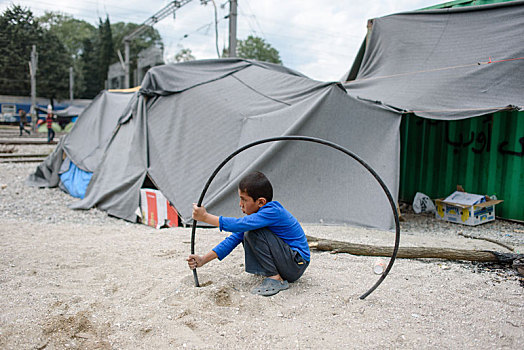 男孩,玩,线缆,室外,地面,难民,露营,希腊,边远地区,马其顿,四月