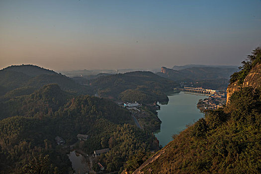 山,丹霞,河流,蓝天,黄昏,大气,田野,水电站,村庄,驴友,旅行,地质公园,丹霞地貌,绿色,灌木,树,草,水潭,素材,平面设计