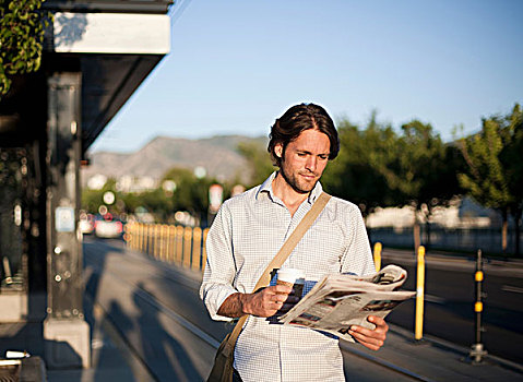 男人,读,报纸,铁路,车站