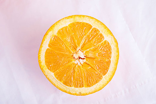 白色背景中的橙子特写