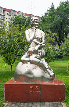 公园景观,公园,小品,宣传,北京,怀柔,雕塑,雕像,不锈钢,银色,母子,母女,母爱