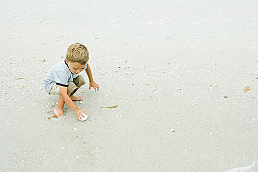 小男孩,蹲,挑选,向上,球,海滩,全身