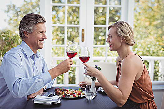 幸福伴侣,祝酒,葡萄酒杯,食物,餐馆