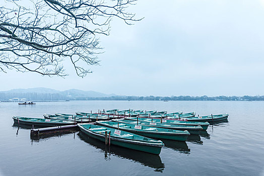 杭州西湖雪景码头小船