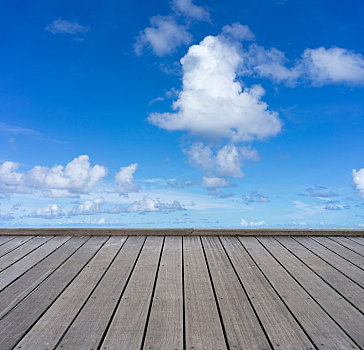 木地板,蓝天背景