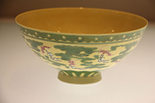 黄釉瓷碗
