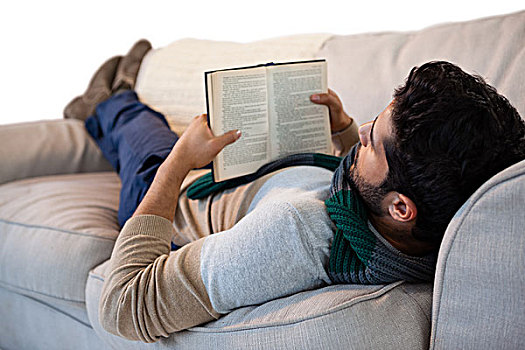 男人,躺着,沙发,读,书本,白色背景