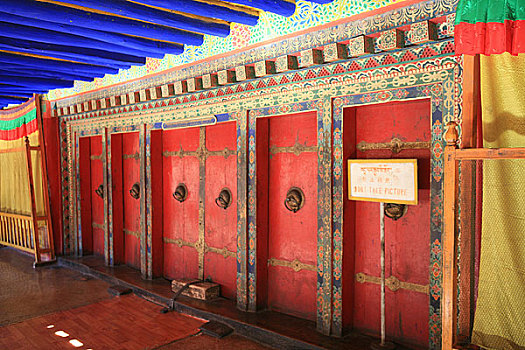 西藏拉萨布达拉宫内的色彩建筑