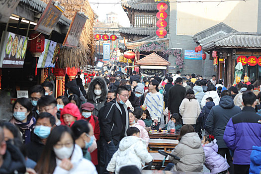 山东省日照市,特色虎年吉祥物呆萌可爱,市民逛街购物套圈休闲尽享欢乐春节