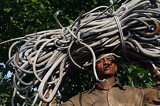 一个,男人,装载,二手,线缆,供给,上方,收集,信息技术,老,船,院子,孟加拉,四月