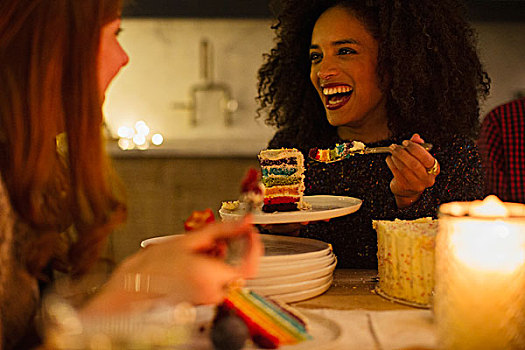 笑,朋友,享受,蛋糕,烛光,桌子