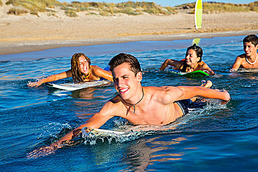 青少年,冲浪,群体,男孩,女孩,游泳,上方,冲浪板