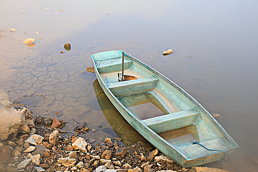 孤独的小船与水面