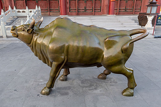 北京故宫箭亭前按照,五牛图,陈列的铜牛