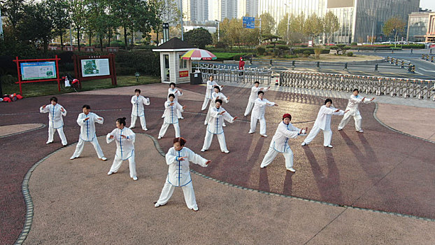 山东省日照市,市民早起晨练打太极拳,强身健体成公园里的一道风景