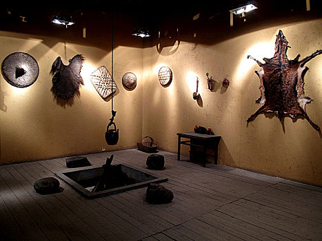 巴人博物馆内仿古陈列的巴人先民们起居生活环境文化