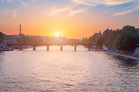 法国巴黎夕阳西下