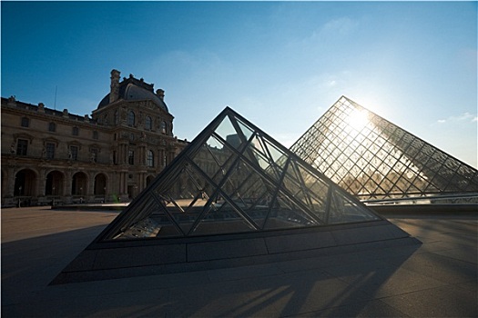 卢浮宫金字塔,逆光,剪影