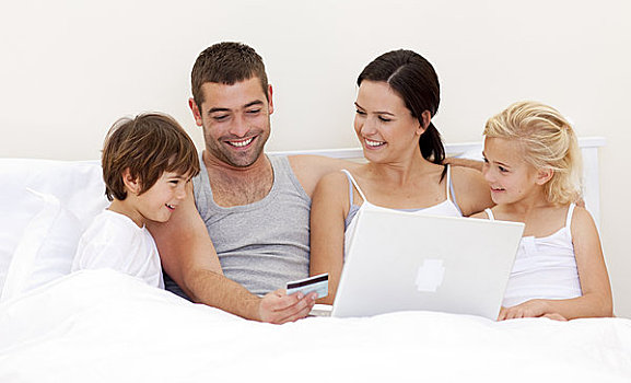 家庭,网上购物,床上