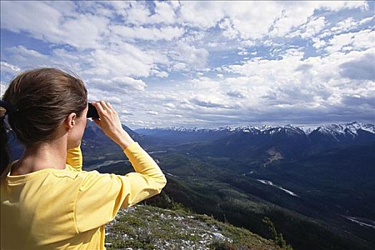 女人,看,加拿大,落矶山,双筒望远镜