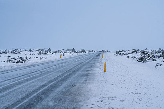 冬季雪地里的高速公路和远方的雪山