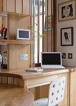 笔记本电脑,木质,书桌,屋角