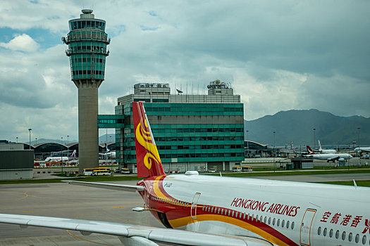 一架香港航空的客机停靠在香港国际机场空桥旁