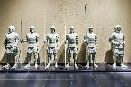 身着铠甲的古代士兵塑像,山东淄博足球博物馆