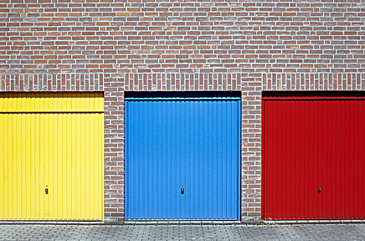 三个,车库,门,住宅,复杂,涂绘,黄色,蓝色,红色