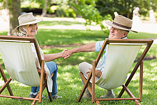 放松,夫妻,坐,折叠躺椅,公园