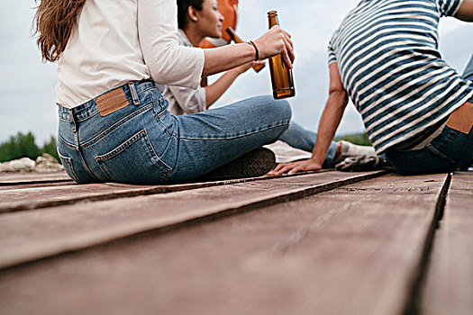 三个,朋友,放松,码头,拿着,瓶子,啤酒,下部