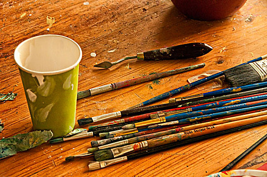 几个,艺术家,粉刷,调色板,刀,绿色,一次性杯子,破旧,绘画,弄脏,木质纹理,桌面