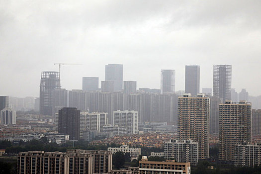 山东省日照市,港城遭倾盆暴雨侵袭,气象部门提醒市民减少外出