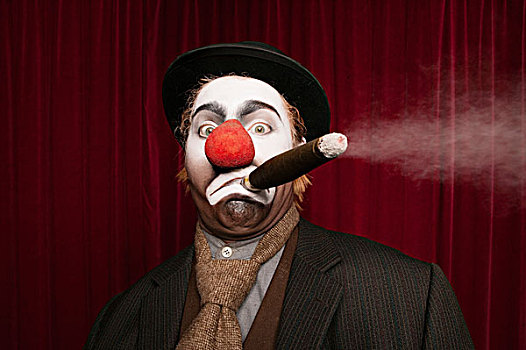 小丑抽烟菲尼克斯图片