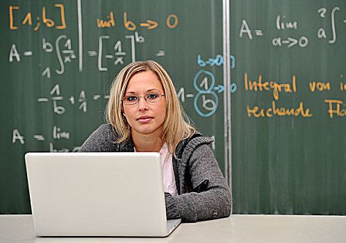 笔记本电脑,受训人员,教师,学生,年轻,数学,黑板,教室,巴登符腾堡,德国,欧洲