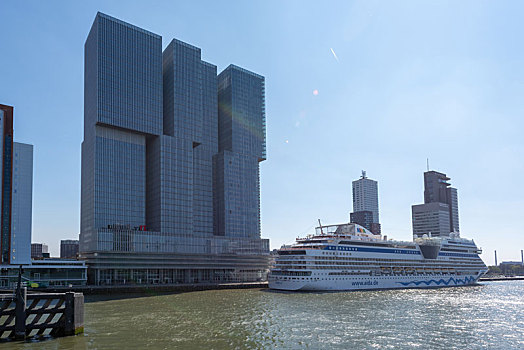 荷兰鹿特丹的现代建筑和港口停靠的大型游轮