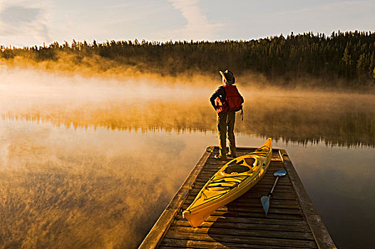 男人,码头,皮筏艇,小,鹿,湖,省立公园,北方,萨斯喀彻温,加拿大